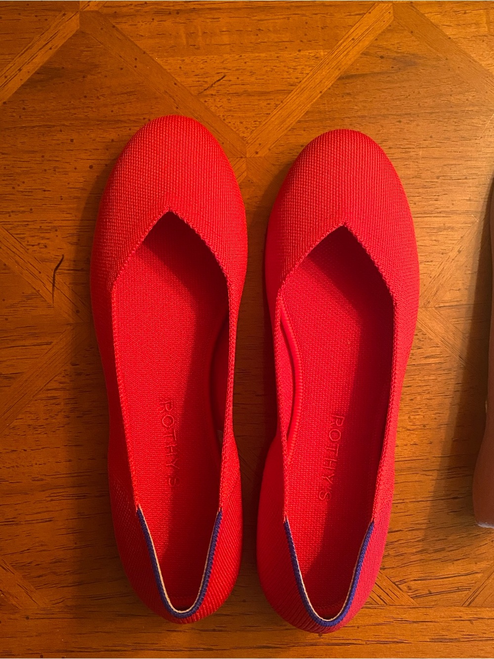 Rothys Red Woman’s Red Round Flat Shoes the acúdete NEW - Picture 2 of 13